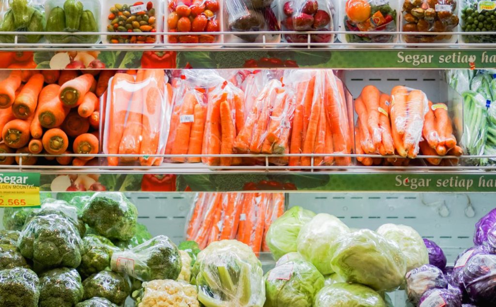 Gemüse in Plastik verpackt