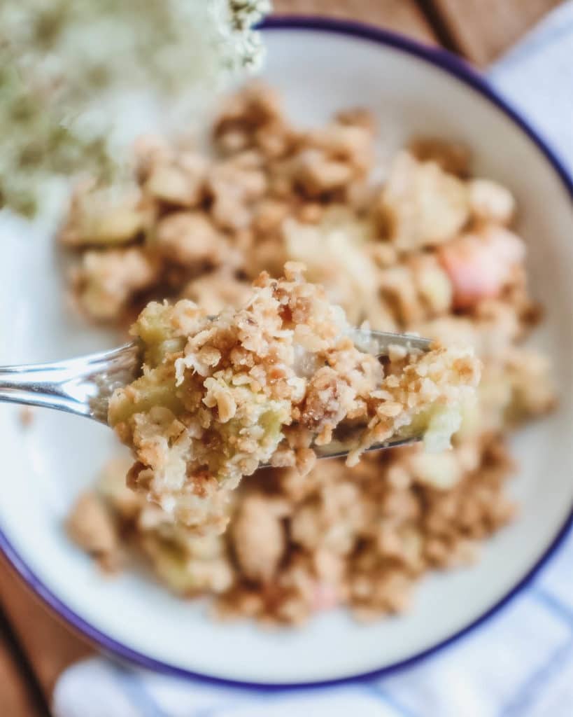 Crumble mit Rhabarber - unwiderstehliches schichtdessert mit Streuseln 