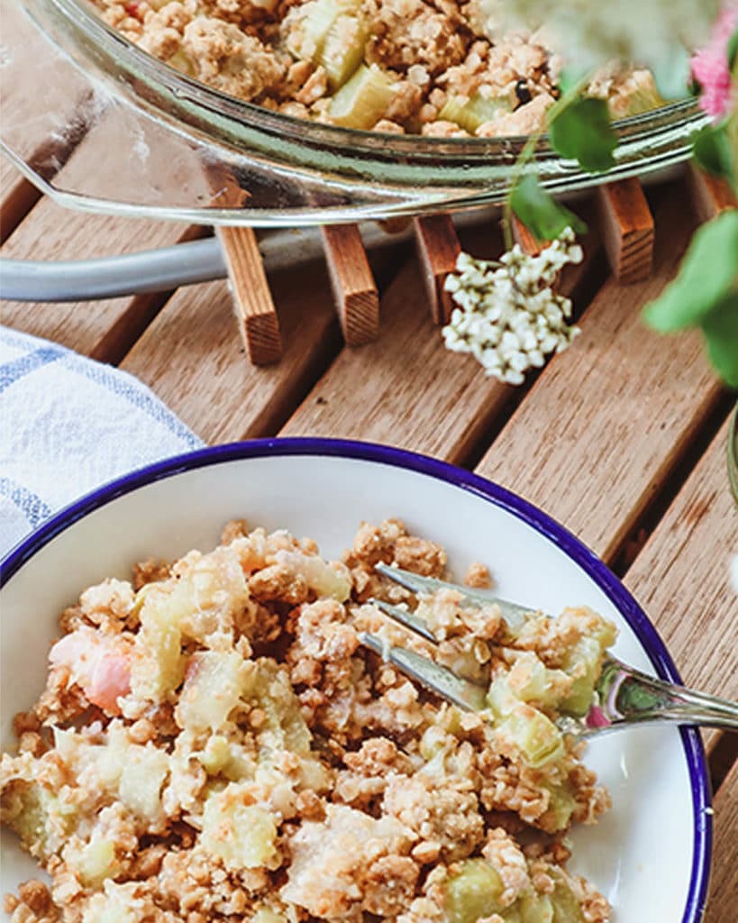 Schnelles Rhabarber Crumble für den Frühling! So schmeckt es gesund!