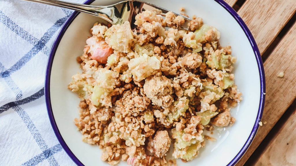 Rhabarber Crumble gelingt auch vegan und glutenfrei! 