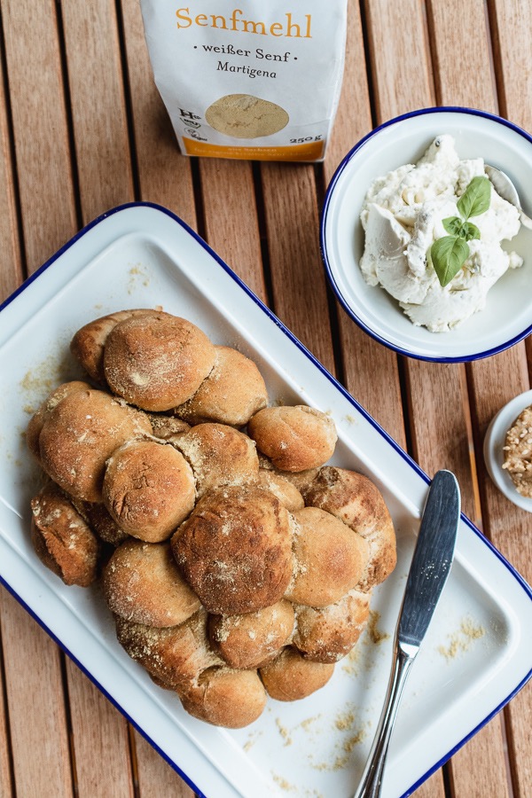 herzhaftes Monkey Bread mit Senfmehl – perfekt zum Grillen