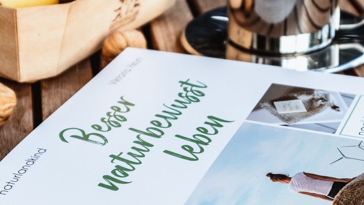 Das Buch "Besser naturbewusst leben" liegt neben einer Tasse Kaffee auf einem Tisch