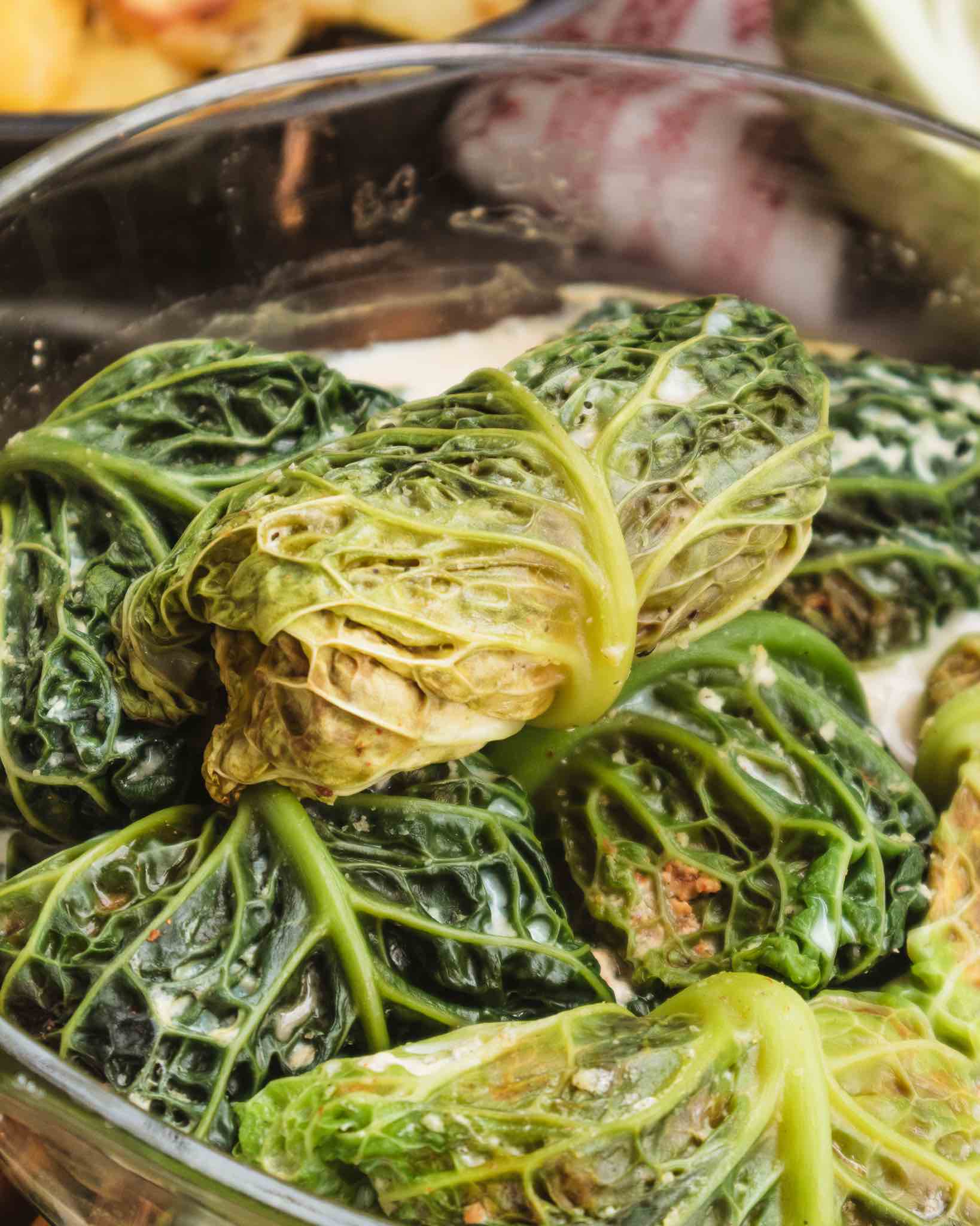 Wirsingblätter eignen sich sehr gut für vegane Kohlrouladen.