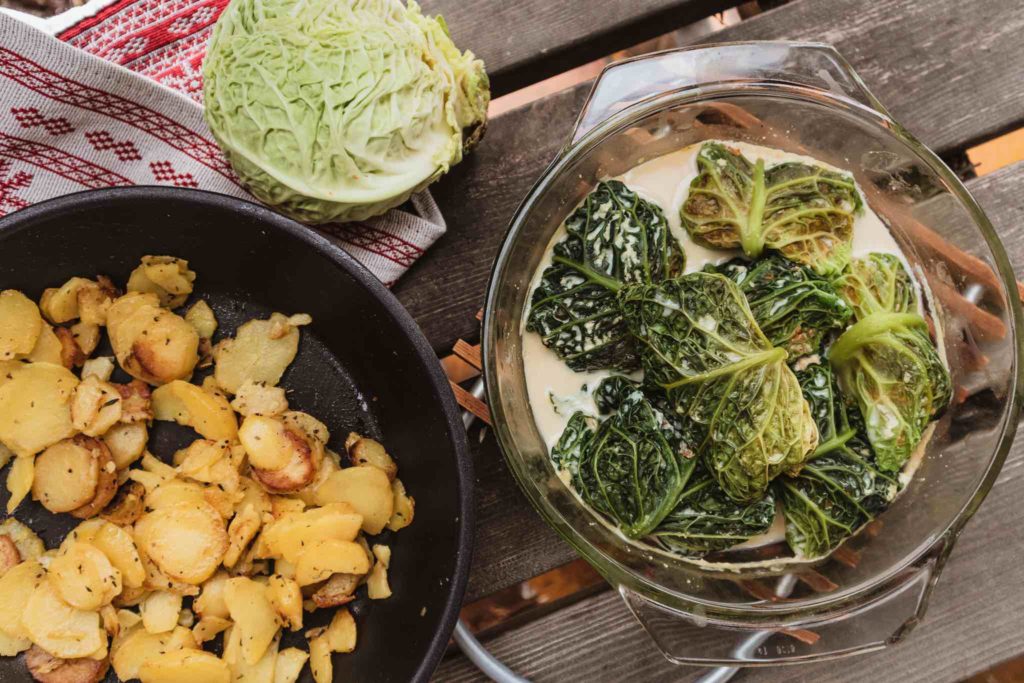 Vegane Kohlrouladen sind ein super saisonales Rezept für den Winter.