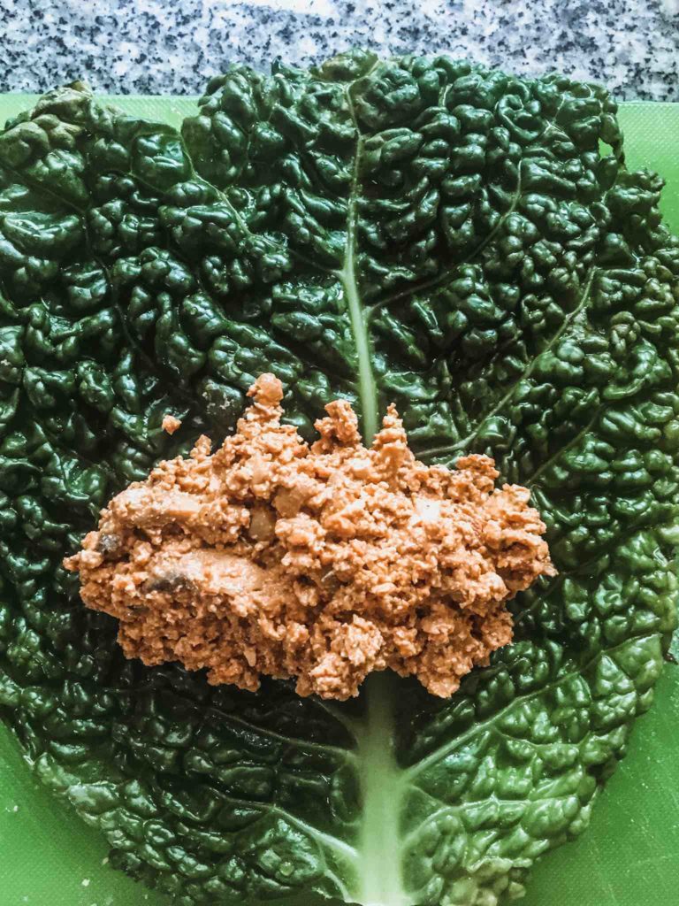 Ein Wirsingkohlblatt wird mit Räuchertofu gefüllt