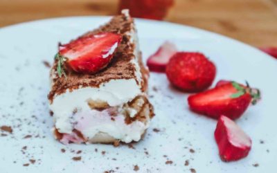 Erdbeer-Rha­bar­ber Tiramisu – ein­fa­ches Rezept ohne Ei