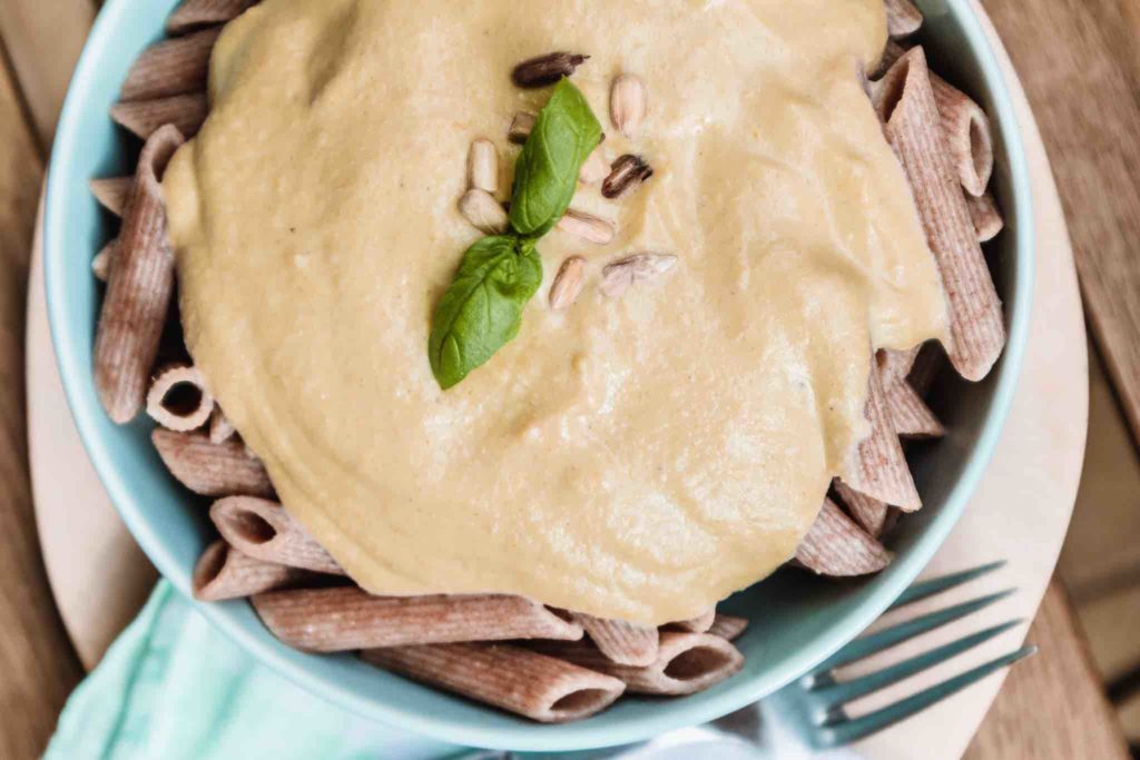 Vegane Mac an Cheese mit Blumenkohlblätter