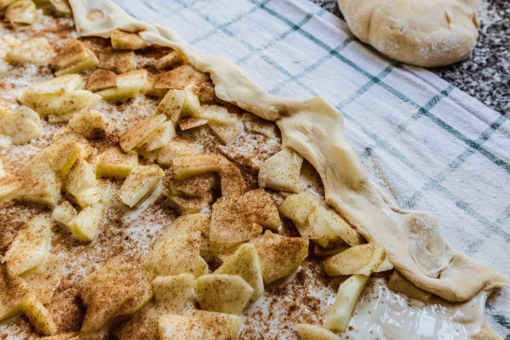 Äpfel mit Zimt und Zucker bestreut – Apfelstrudel Schritt für Schritt
