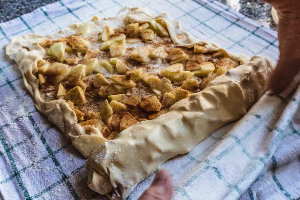 Apfelstrudel einrollen 