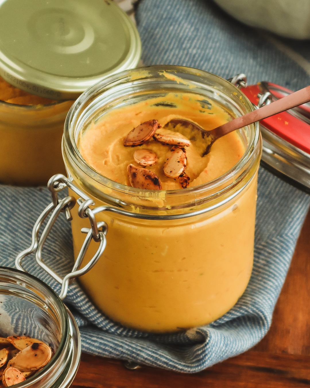 Kürbis Hummus ist ein leckerer und gesunder Brotaufstrich für den Herbst. 
