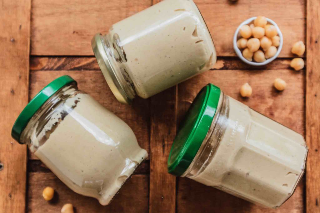 Hummus lässt sich einfach gesund selber machen. Auch das Einfrieren ist portionsweise kein Problem.