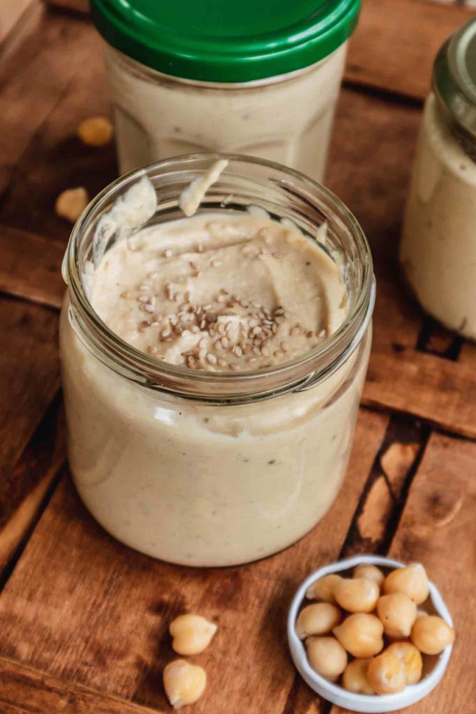 Leckerer Hummus ist mit diesem Grundrezept ganz einfach und schnell gemacht!