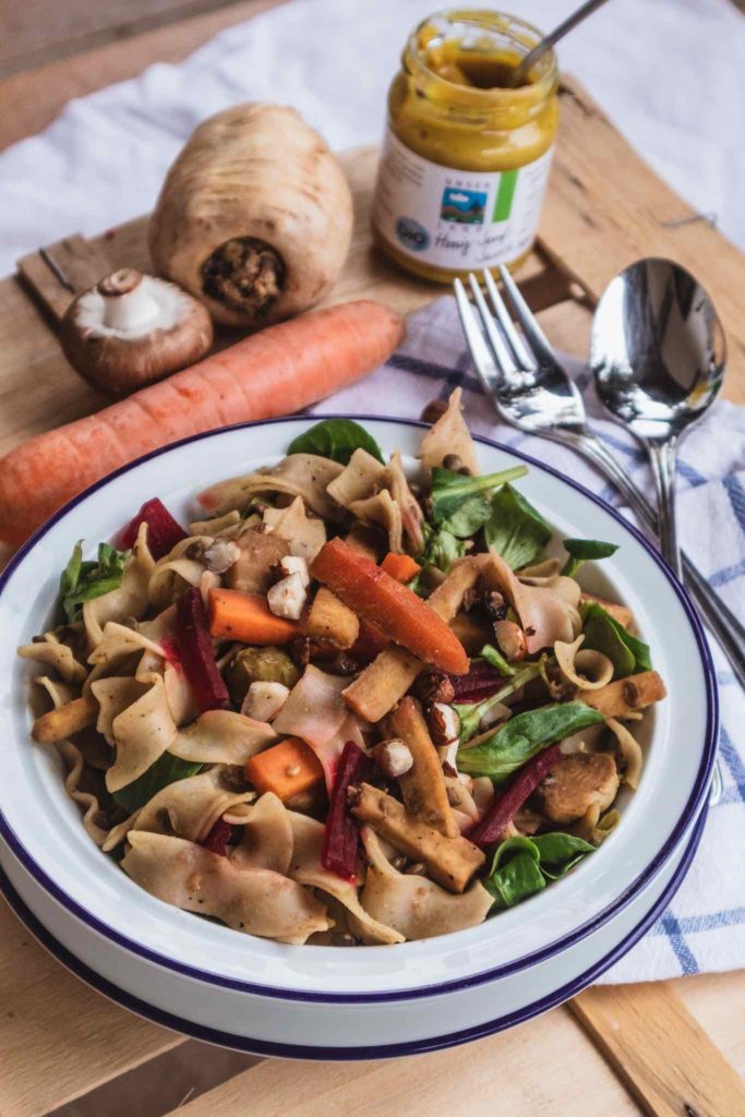 Köstliches Wintermenü: Lauwarmer Nudelsalat mit Pastinake, Karotte und Haselnüssen