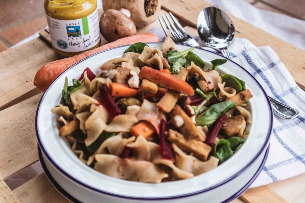 Mit diesem Nudelsalat geht saisonal essen im Winter ganz einfach!