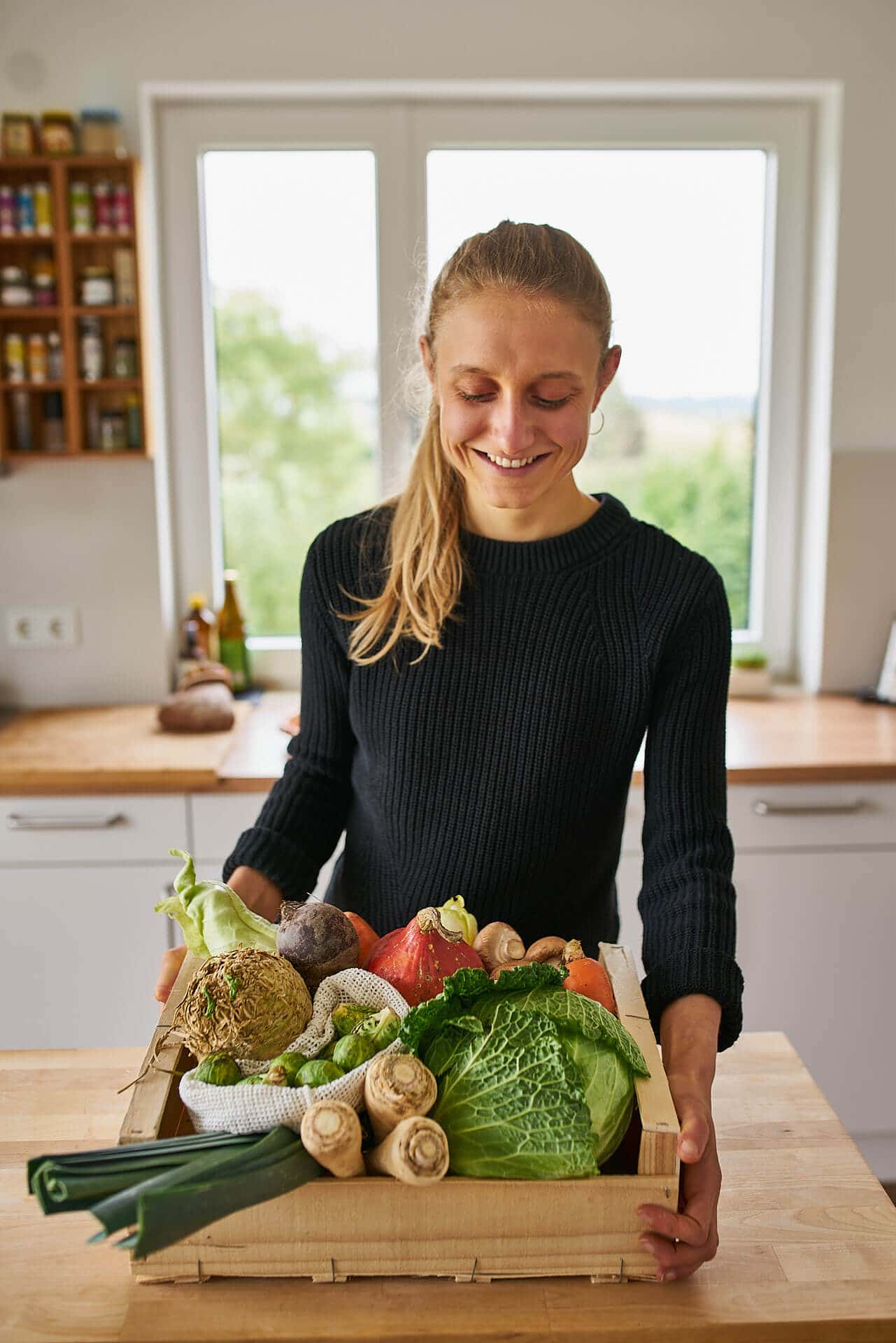 Typisches Wintergemüse in einer Kiste: Lauch, Pastinake, Wirsingkohl, Kürbis, Sellerie und Rosenkohl 