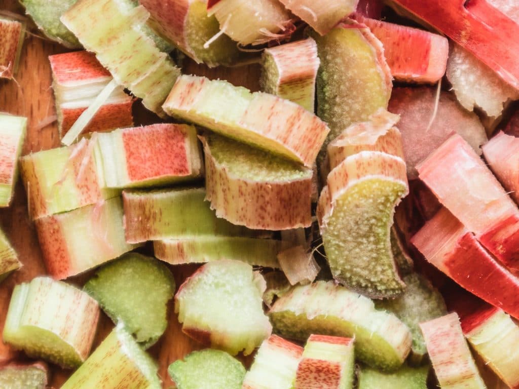 Rhabarber ist ein tolles Obst bzw. Gemüse, das im Frühling Saison hat