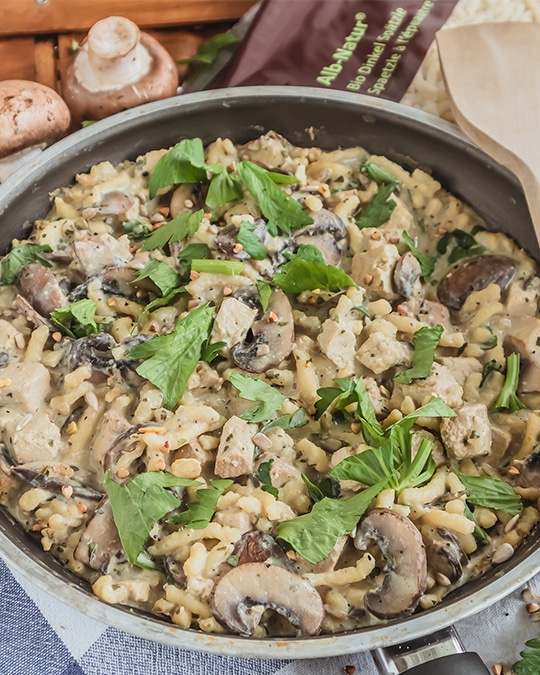 Schnelle Spätzlepfanne mit cremiger Sauce und Räuchertofu