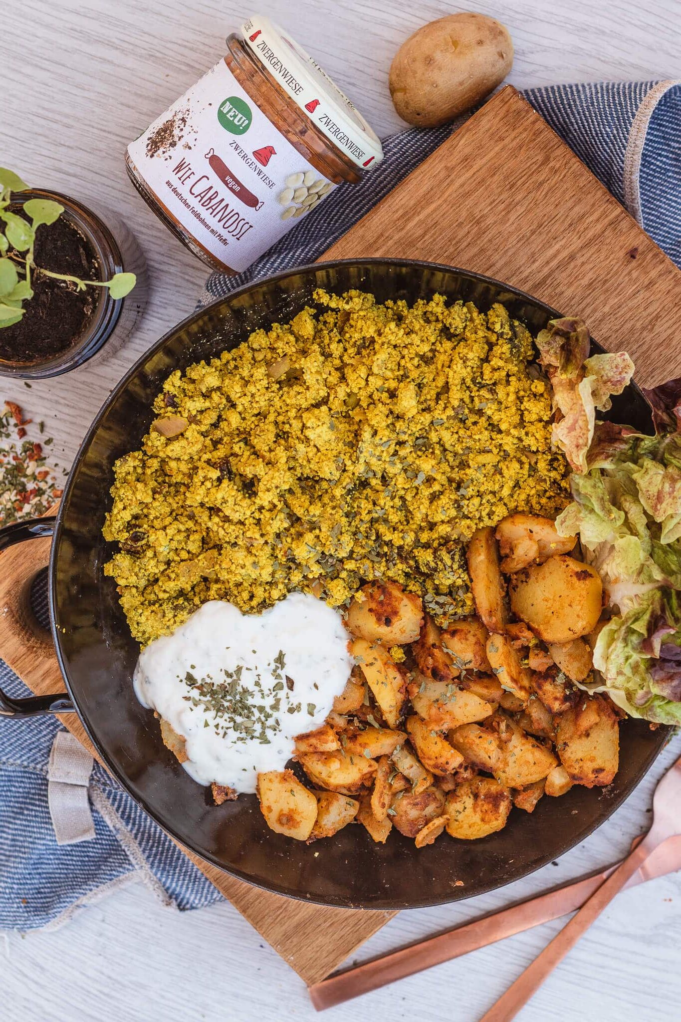 Herzhaftes Frühstück vegan mit Tofurührei und Kartoffeln