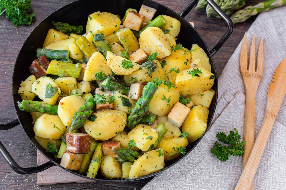 Rezept für Kartoffel Pfanne mit Räuchertofu und Spargel