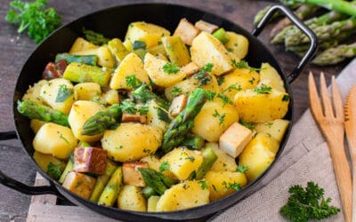 Kar­tof­fel-Spargel-Pfanne mit Räuchertofu