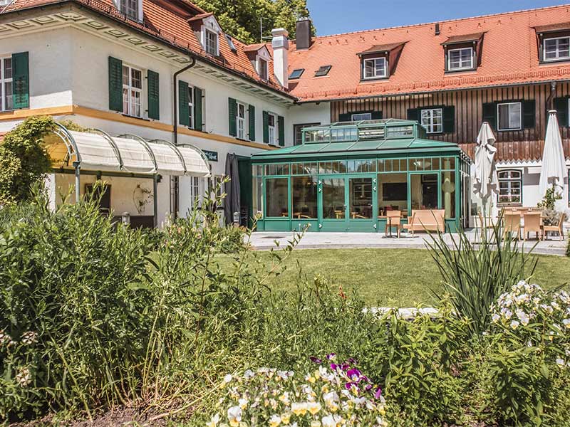 Frühstück auf der Sonnenterrasse mit Seeblick