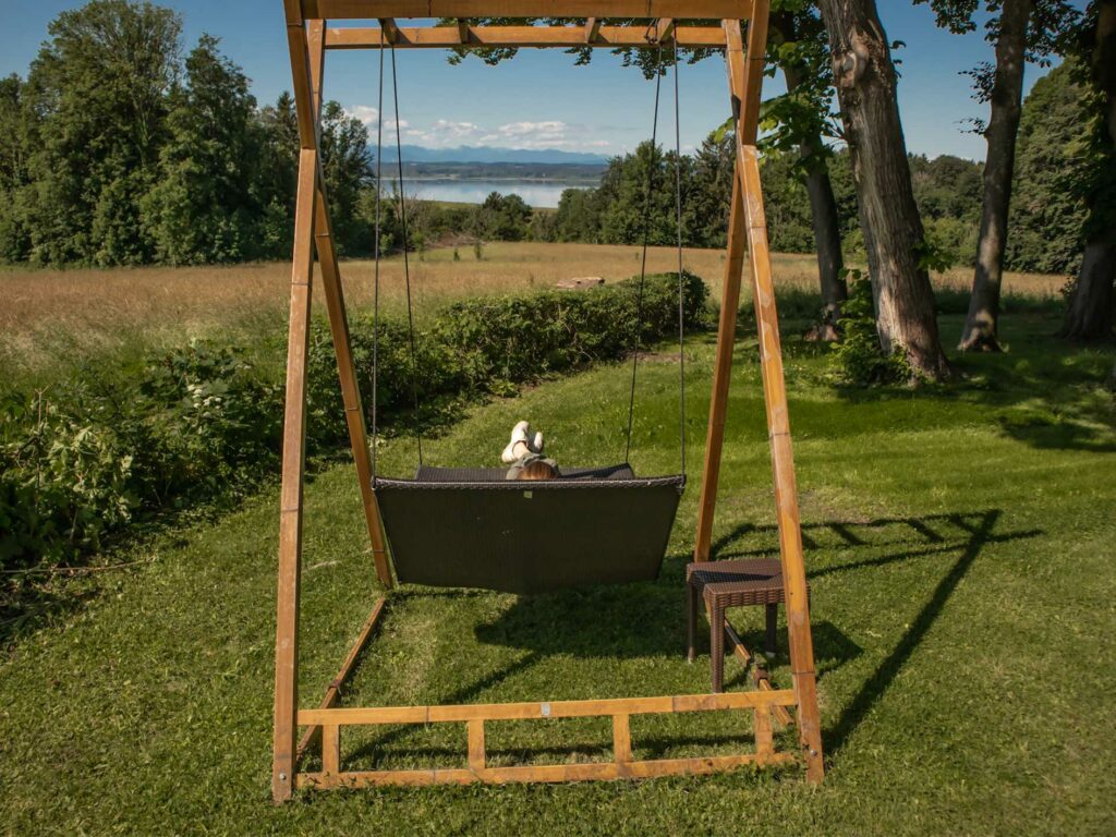 Entspannen im Bio Hotel Schlossgut Oberambach mit Blick auf den Starnberger See.