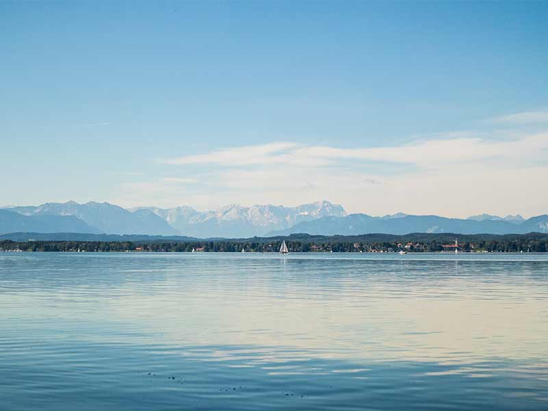 Atemberaubender Blick auf den Starnberger See mit Segelboot.