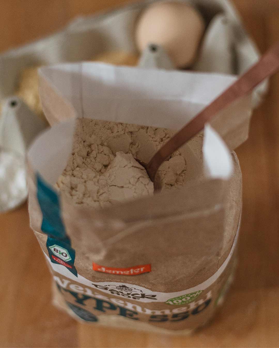 Glutenhaltiges Mehl, z.B. Weizenmehl statt Eier zum Backen nehmen