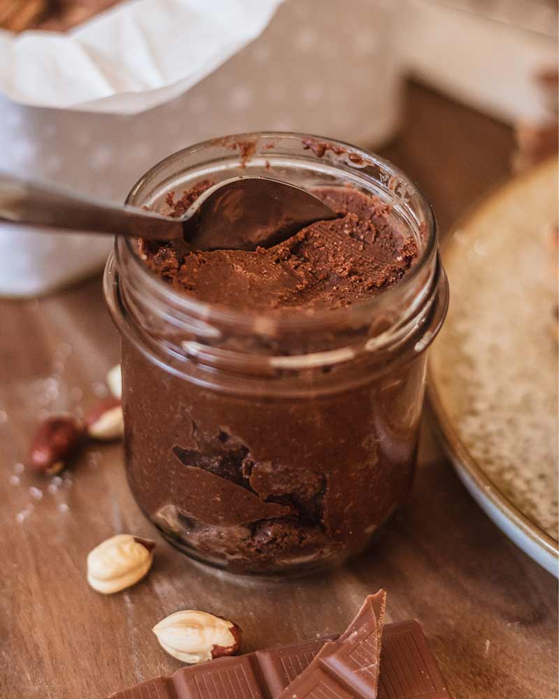 Selbst gemachte Schoko-Nusscreme aus Haselnüssen und Schokolade