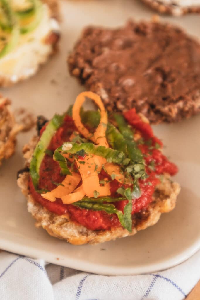 Kreativer Brotbelag: Würziges Tomatenmark, Gemüse mit Salz und Pfeffer